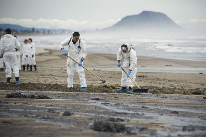 800px-Rena_oil_spill_cleanup.jpg