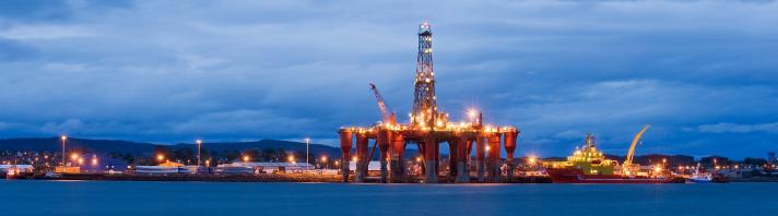 Oil_rigs,_North_Sea_oil,_Scotland,_UK.jpg